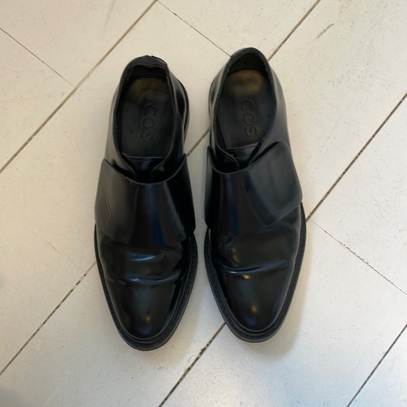 Beautiful COS leather brogues - Picture 1 of 5